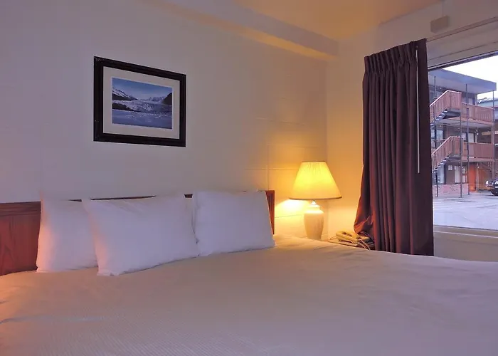 Motel: The Driftwood Lodge