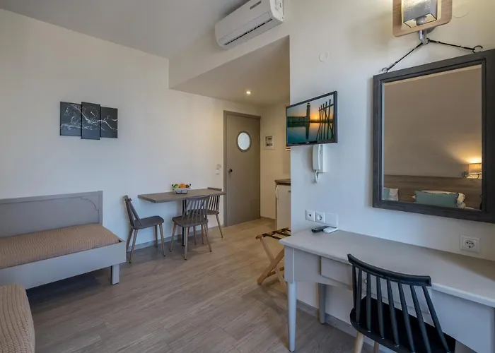 Icarus Suites & Apartments By "Lefkoniko"