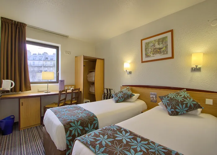 Pet Friendly hotel: B&B Hotel Paris 17 Batignolles