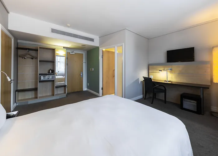 3 star hotels Holiday Inn Express Cape Town City Centre By Ihg