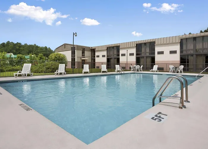 Family Friendly Hotels Days Inn By Wyndham Fayetteville-South/I-95 Exit 49