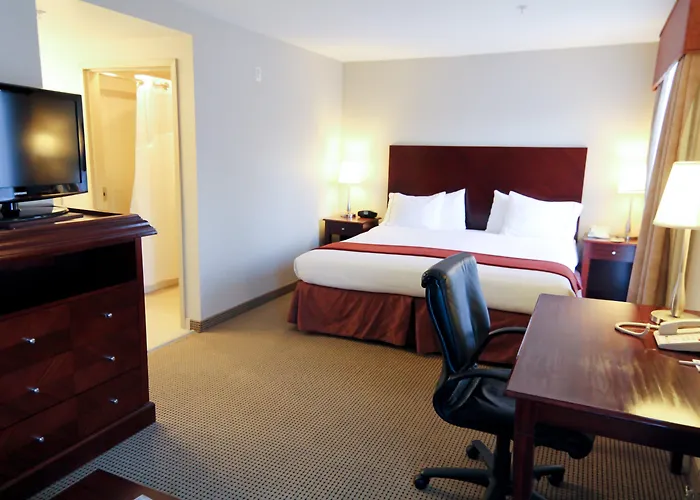 Family Hotel: Holiday Inn Express And Suites Surrey By Ihg