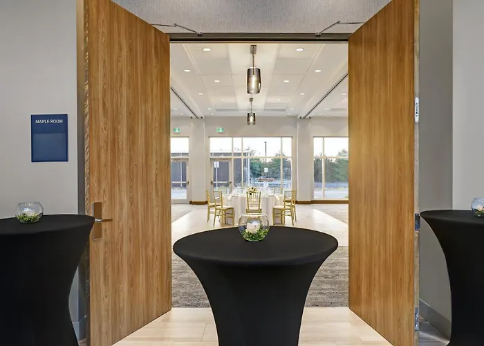 Holiday Inn Express - West By Ihg