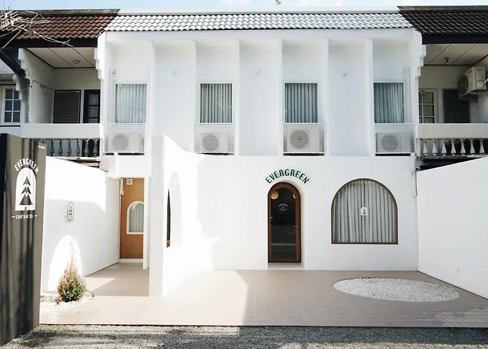 Family Hotel: Evergreen Cafe And Hotel