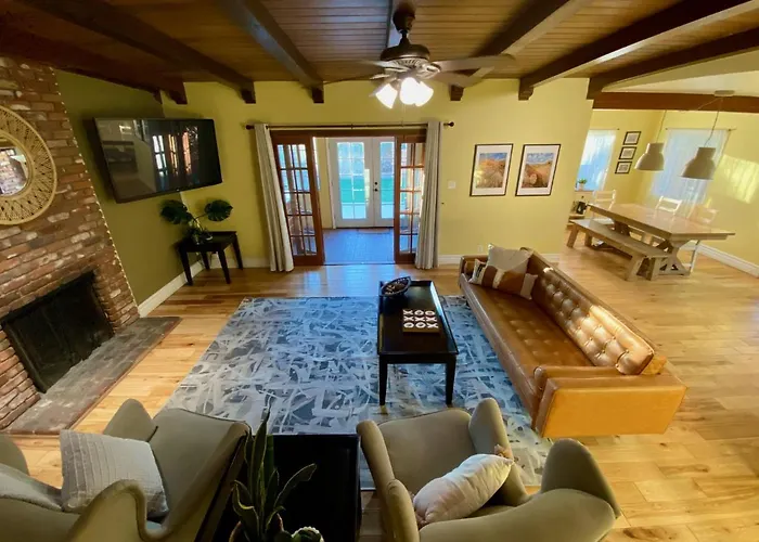 Newer Ranch With Pool And Hot Tub Near The Strip And Freemont Street.