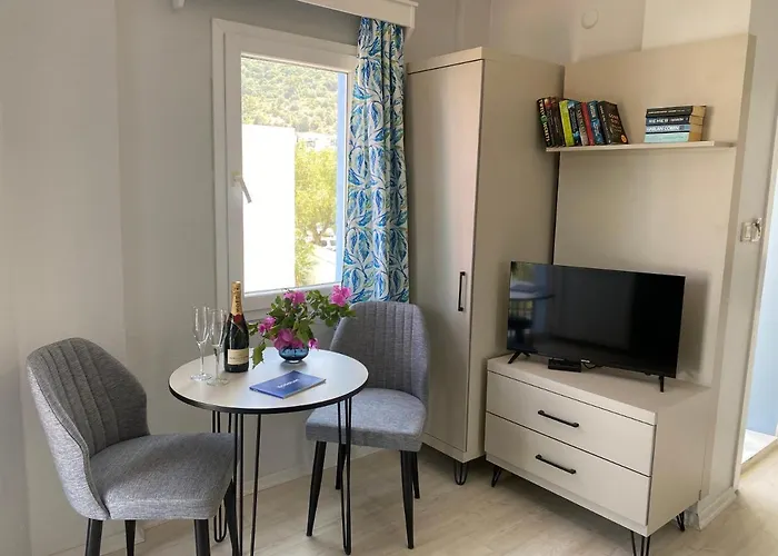 Familiehotel: Merve Apartments, Your Home From Home In Central Bodrum, Street Cats Frequent The Property, Not All Apartments Have Balconies , Ground Floor Have Terrace With Table And Chairs
