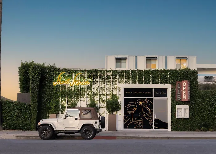 Short Stories Hotel Near The Grove