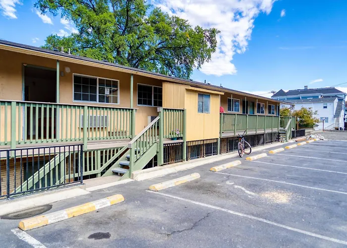 Motel: Budget Inn