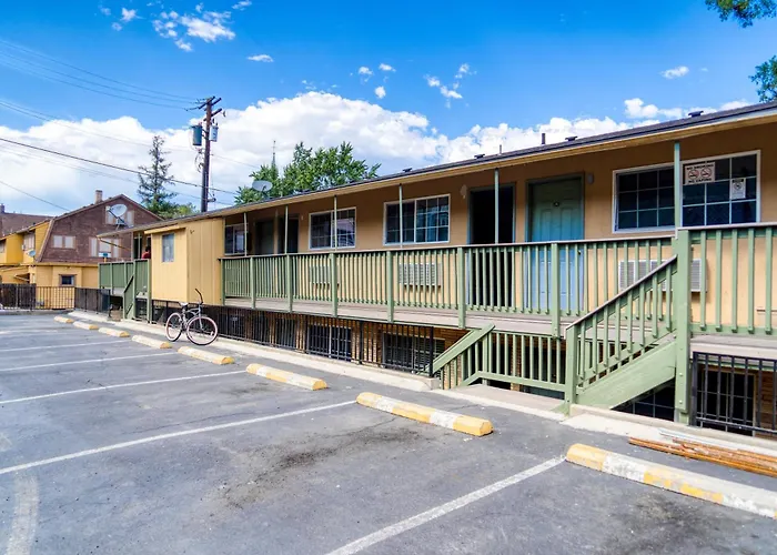 Motel: Budget Inn