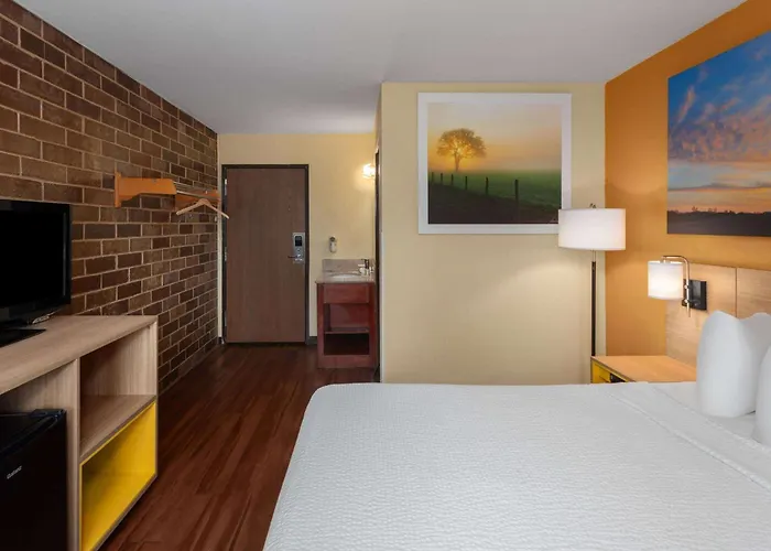 Cheap hotels Days Inn By Wyndham Rockford I-90 Walking Distance To Casino