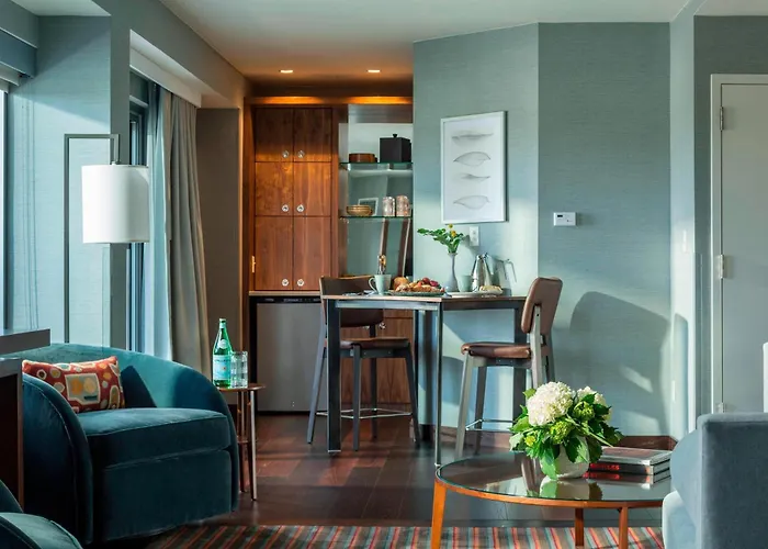 Beach hotel: Courtyard Burlington Harbor