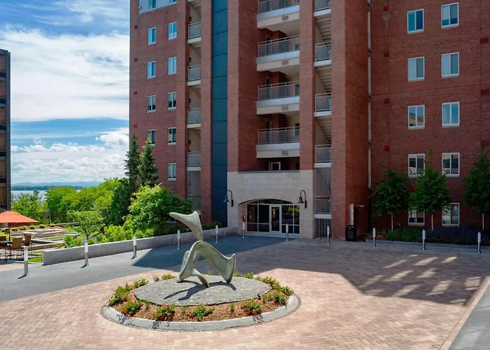 Beach hotel: Courtyard Burlington Harbor