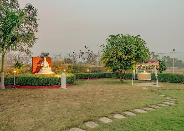 Saffronstays Olive Greens - Pool, Lawn & Glasshouse Escape