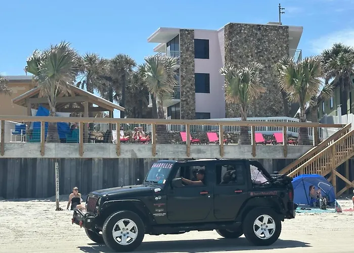 Flamingo Beachfront - Daytona Beach