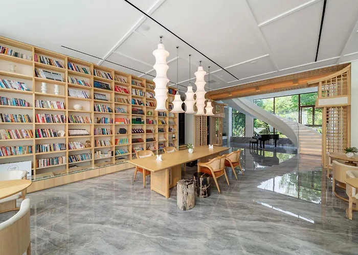 Chengdu Flowing Strings Peninsula Boutique Hotel-Orange Guitar Museum