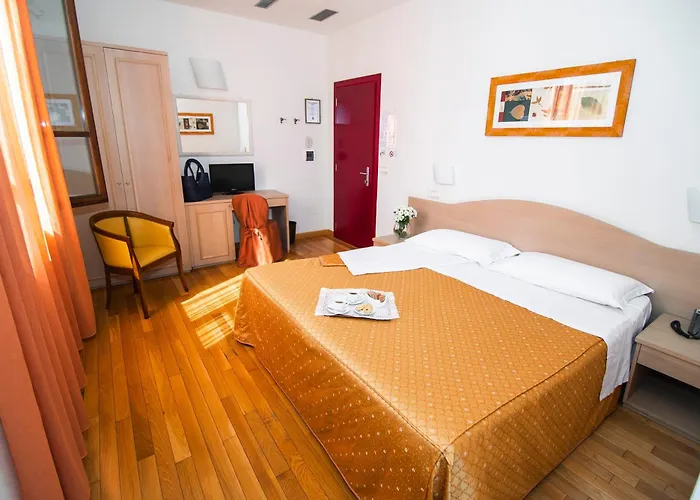 Hotel con piscina: Hotel la Colonna Siena