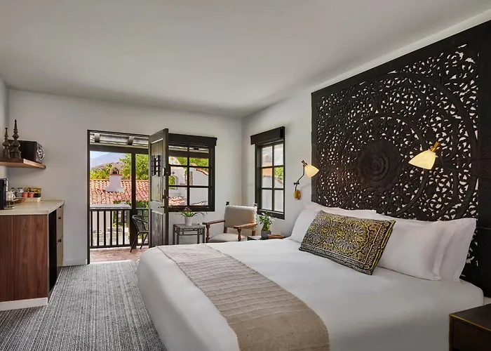 Pet Friendly hotel: Lucille Palm Springs