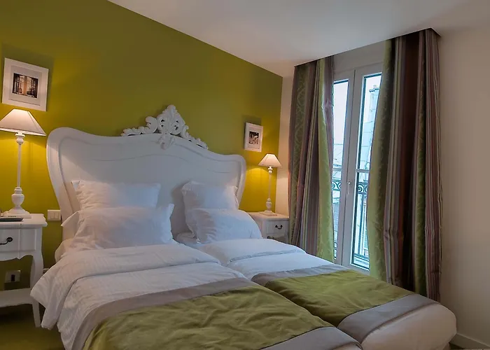 3 star hotels Cluny Square