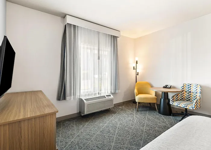 Hotel near College: Hampton Inn And Suites Merced