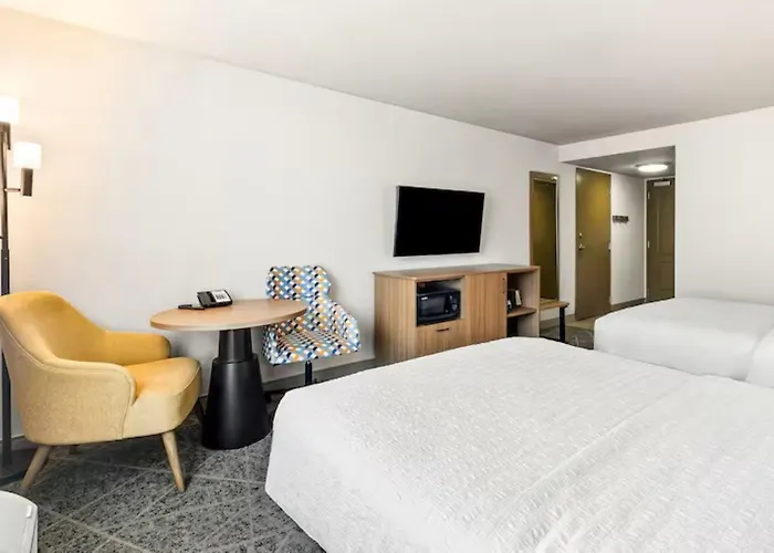 Hotel near College: Hampton Inn And Suites Merced