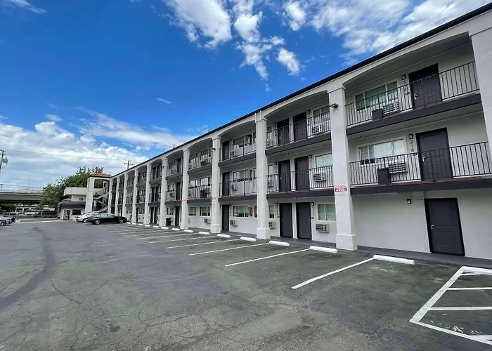Motel: The Midtowner Hotel, Surestay Collection By Best Western