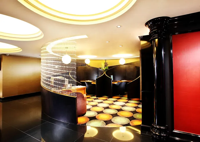 Hotels With Four Stars Luxe Manor
