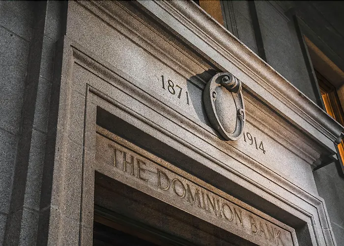 Hotel Jacuzzi: One King West Hotel And Residence