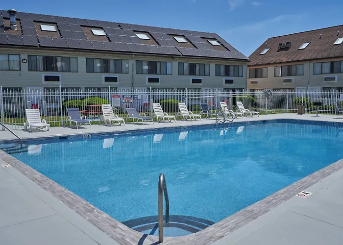 Admiralty Inn & Suites - A Red Collection