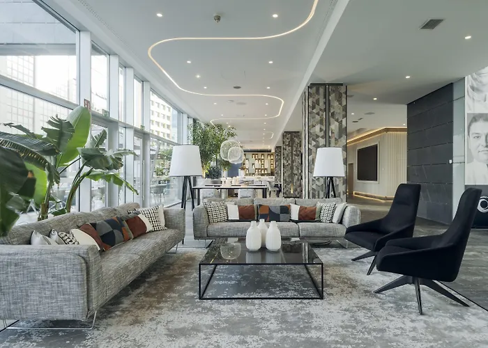 Hotel con piscina: Ilunion Atrium