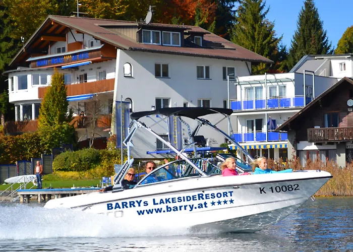 Hotel mit Pool: Barry Memle Directly At The Lake