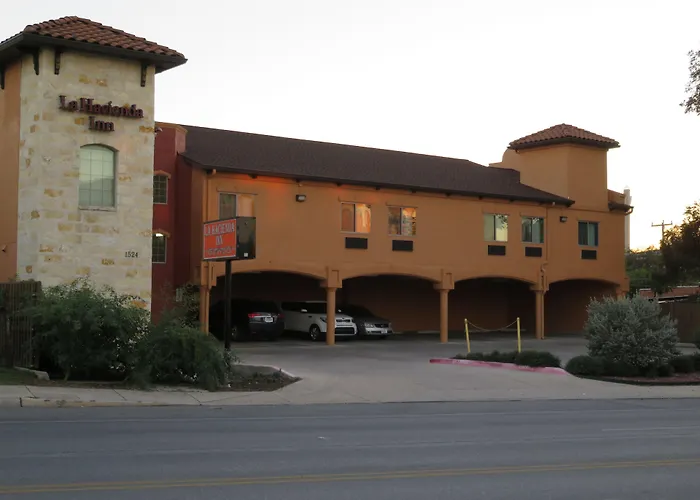 La Hacienda Inn Near Alamodome & Riverwalk