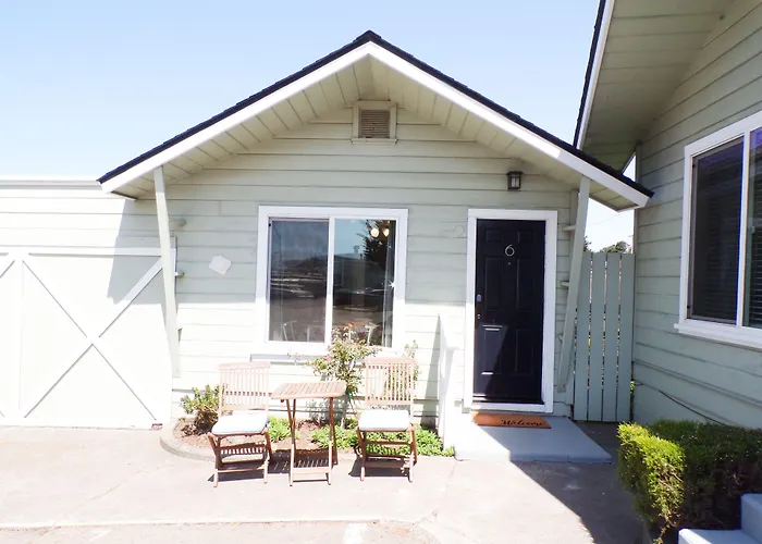 Motel: Shoreline Cottages