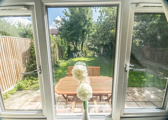 Wimbledon Town Centre Garden Apartment With Private Parking - Sleeps 5