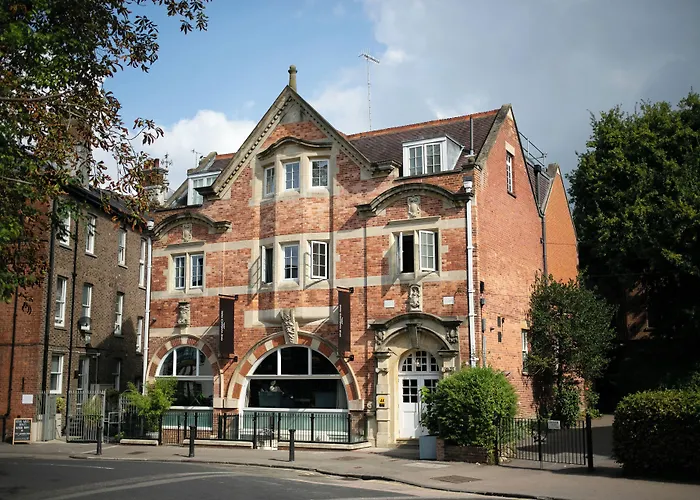  One Warwick Park