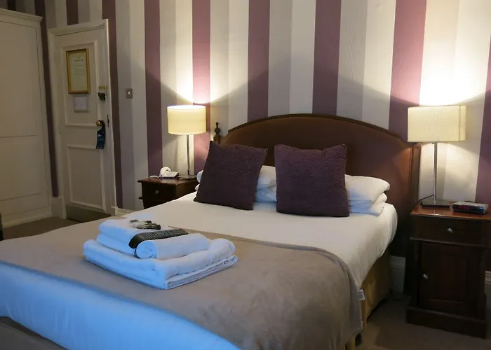 Cheap hotels Angel And Royal