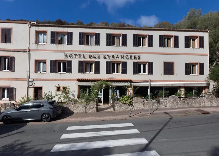 Des Etrangers