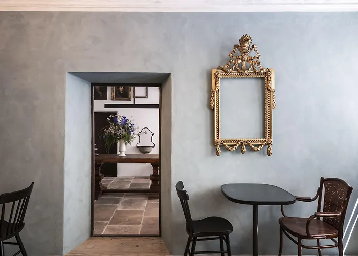 Airport Hotel: Goldenstern Townhouse