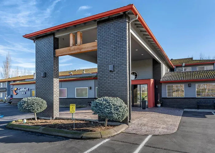 Hotel with pool: Comfort Inn Columbia Gorge