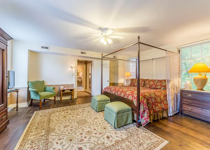 Bourbon Manor Bed & Breakfast Inn
