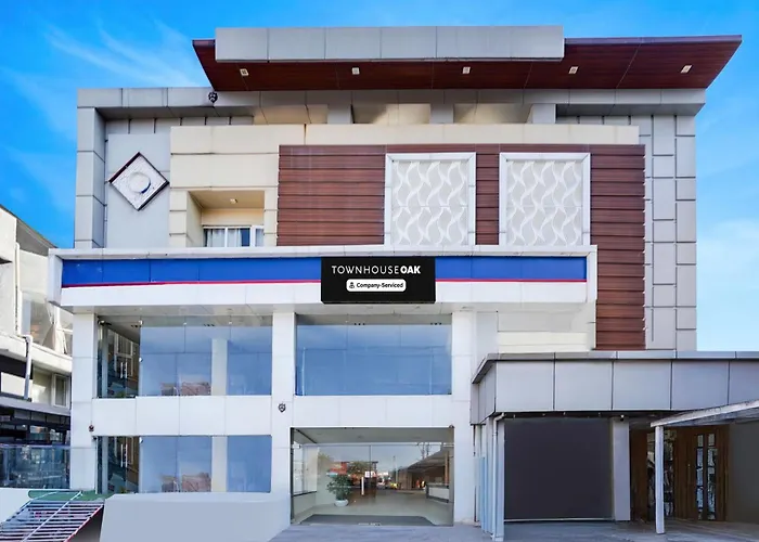 Super Townhouse Oak Silver City Chowk Formerly Hw Residency