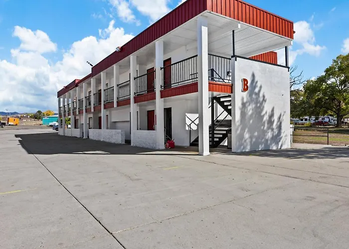 Resorts Guide Red Arrow & Suites, A Travelodge By Wyndham
