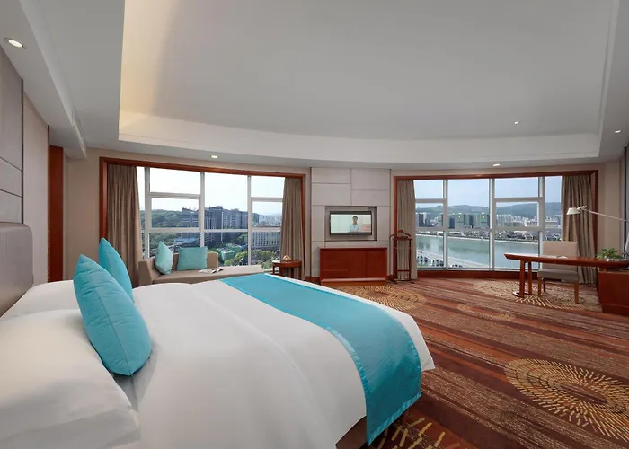 King Maker Grand Hotel-Gift Admission Ticket Junsheng Sand-Gravel Art Academy-At The Gate Of Tianmen Peak Cableway-Free Pick-Up