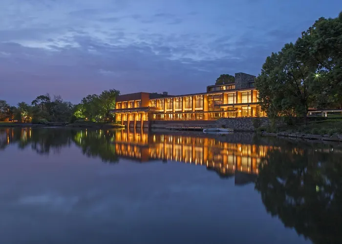 Hotels with pool Hyatt Lodge Oak Brook Chicago