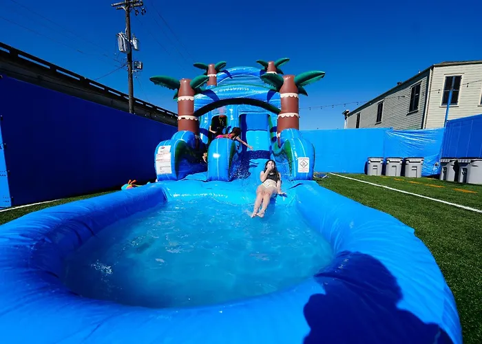 Blue Crawfish Boutique Hotel & Pool Bar