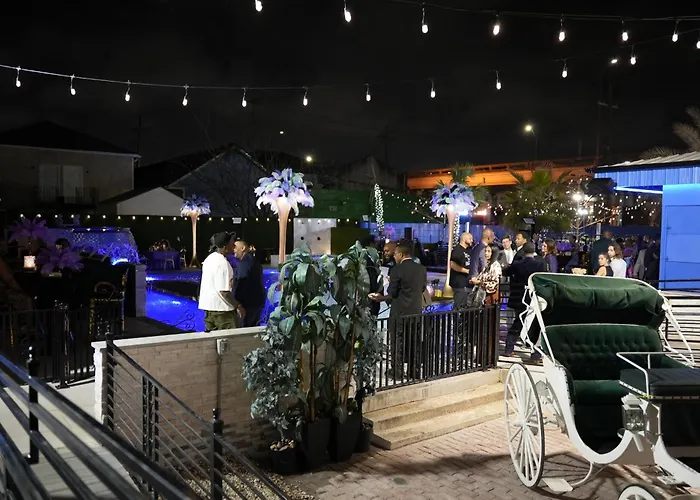 Blue Crawfish Boutique Hotel & Pool Bar