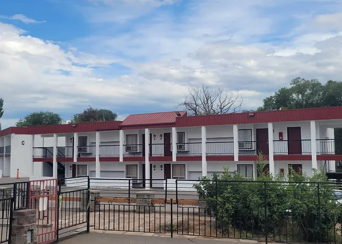 Resorts Guide Red Arrow & Suites, A Travelodge By Wyndham