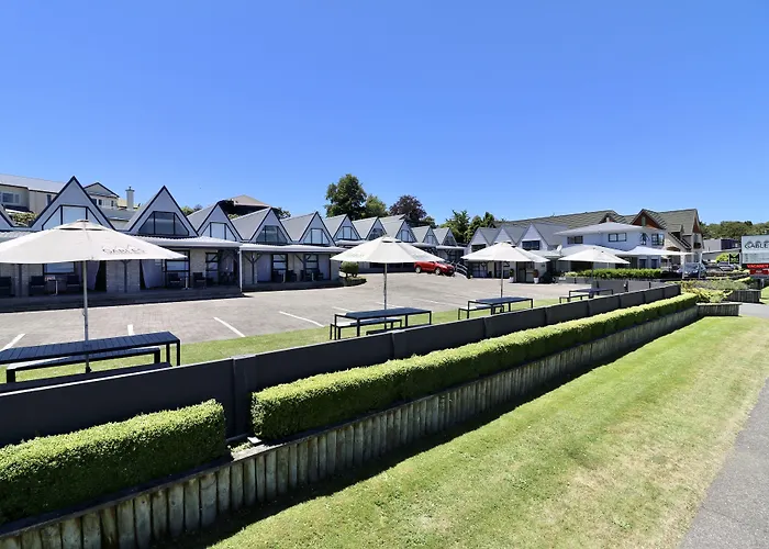 Gables Lakefront Motel