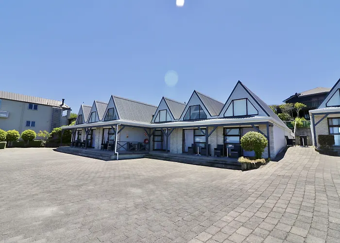 Gables Lakefront Motel