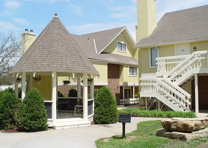 Pet Friendly hotel: Cloverleaf Suites Kansas City Overland Park