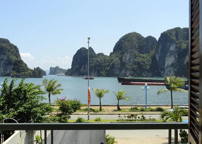 Hot Tub in Room Ha Long Lily Homestay